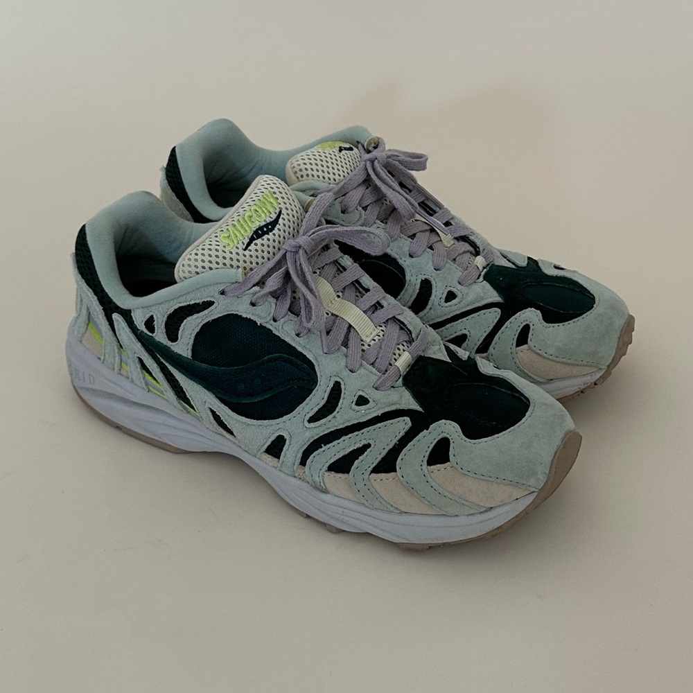 ❌SOLD❌ SAUCONY two-tone green sneakers W9/M7.5